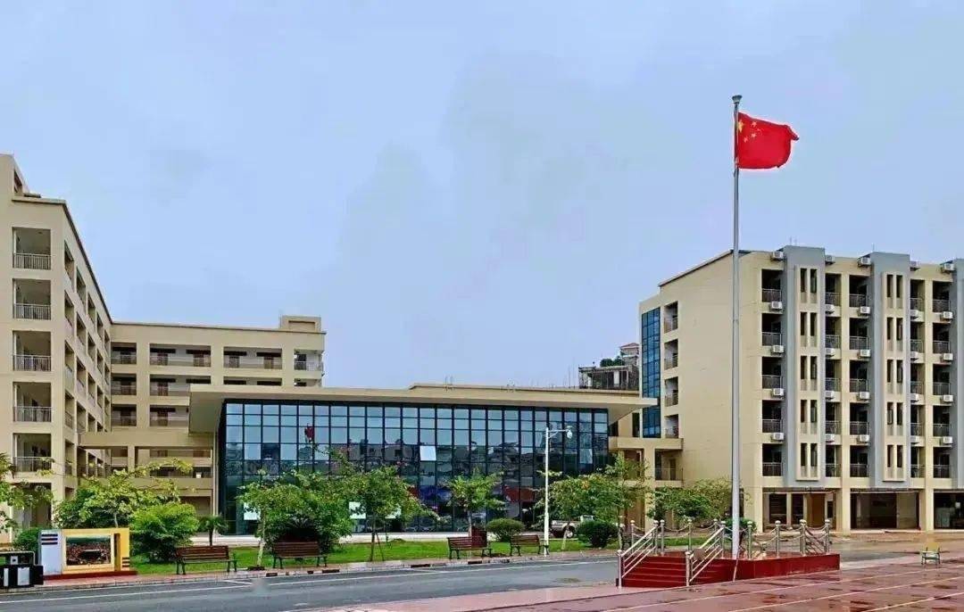 东莞市企石镇位于东莞东部美丽的东江边,企石中学位于松山湖东部产业