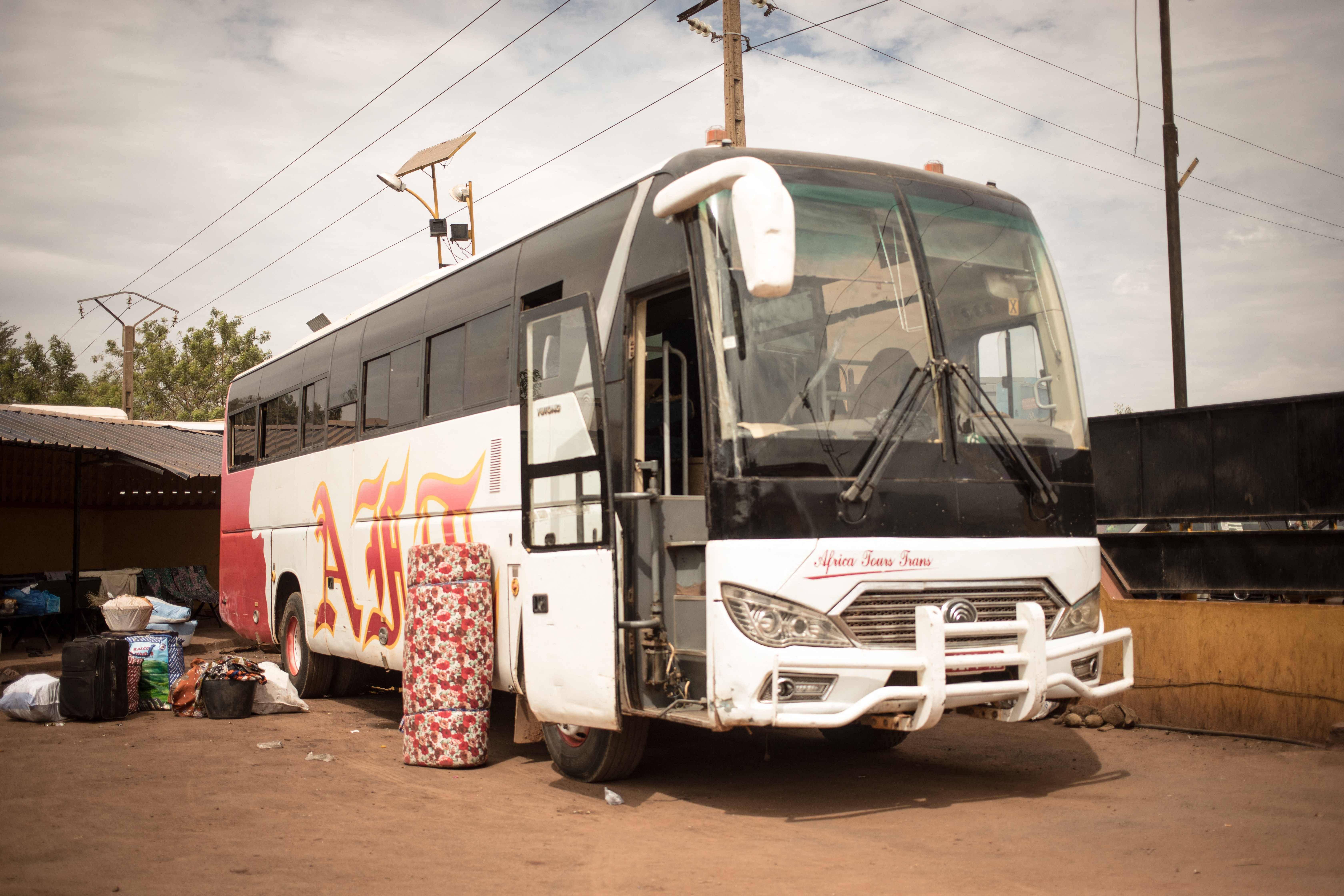 马里一客车失控"翻车",31人死亡_受伤_声明_事故