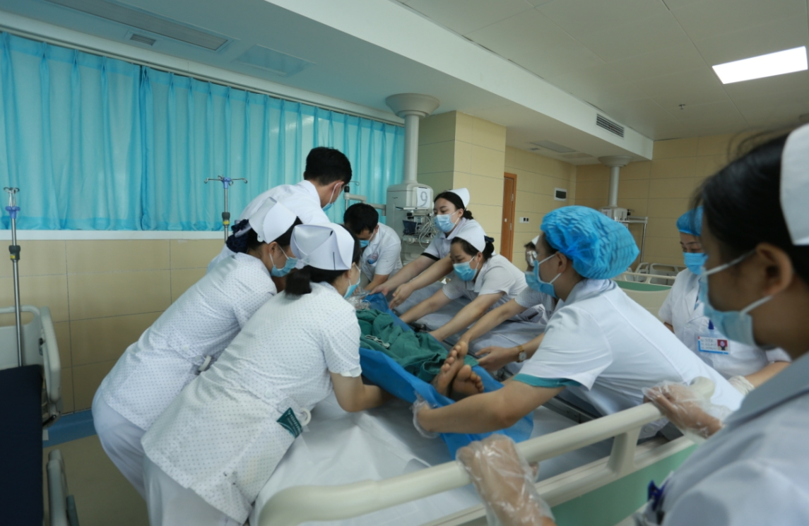 湖南洞口:医生治病救人显本领 "爱哭"的谭阿姨笑了
