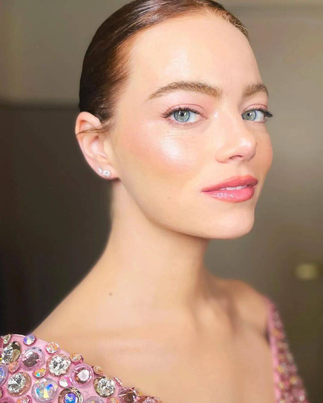 同样的方法emma stone的化妆师rachel goodwin也是这么给方圆脸的她画