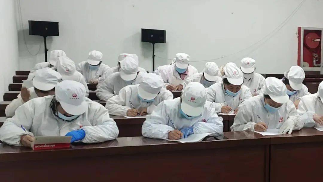 2月23日,单县局组织召开校外供餐单位食品安全集中培训,详细讲解了