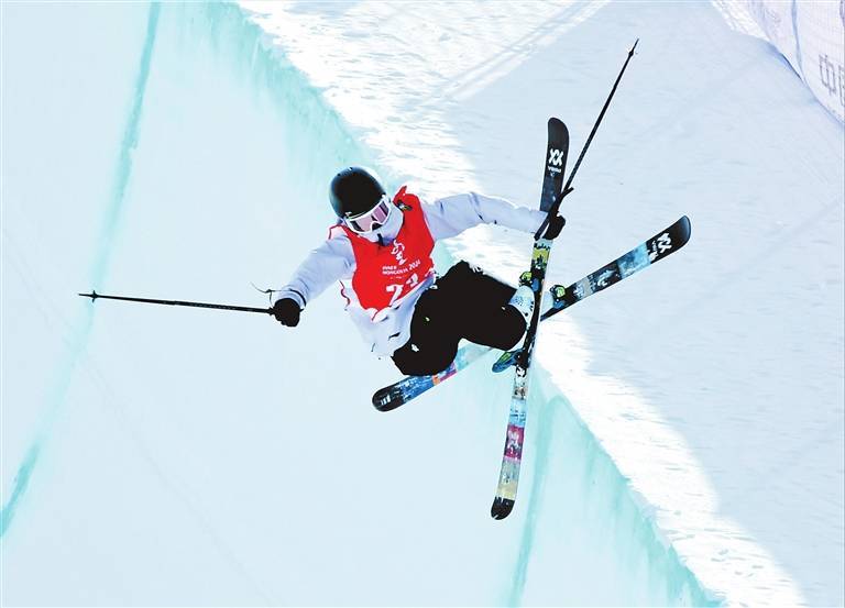 奋勇拼搏创造历史 "冰雪河南"绚丽绽放_发展_项目_滑雪
