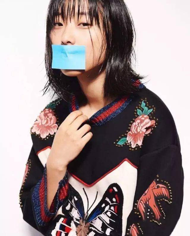 时尚主编章凝离职,五颜六色的头发,假装听不懂中文