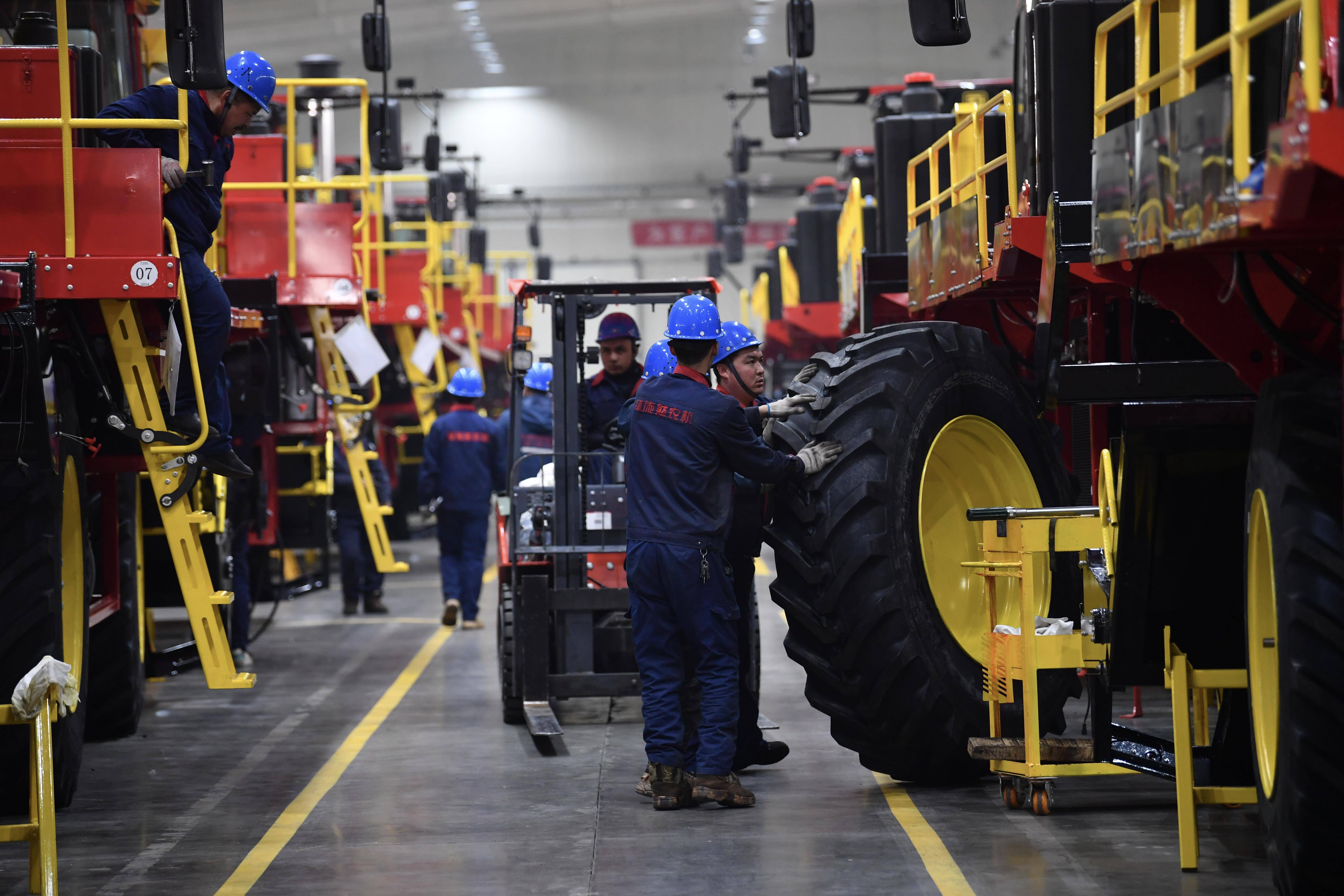 新春走基层丨新疆国产采棉机生产渐入高峰