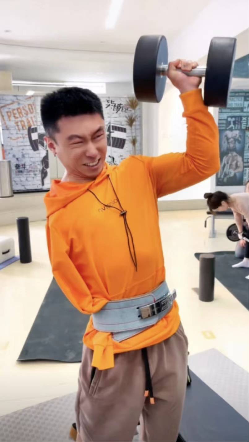 济南小伙因意外失去右臂右腿健身增肌50余斤网友是我偶像