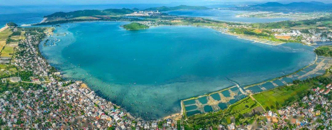 2023年8月4日,从高空俯瞰约10平方公里的陵水黎族自治县黎安潟湖,宛如