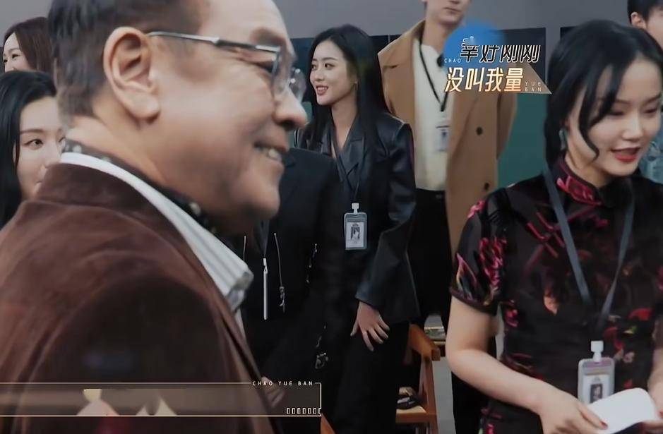 甚至还现场测起了向佐的体重身高.