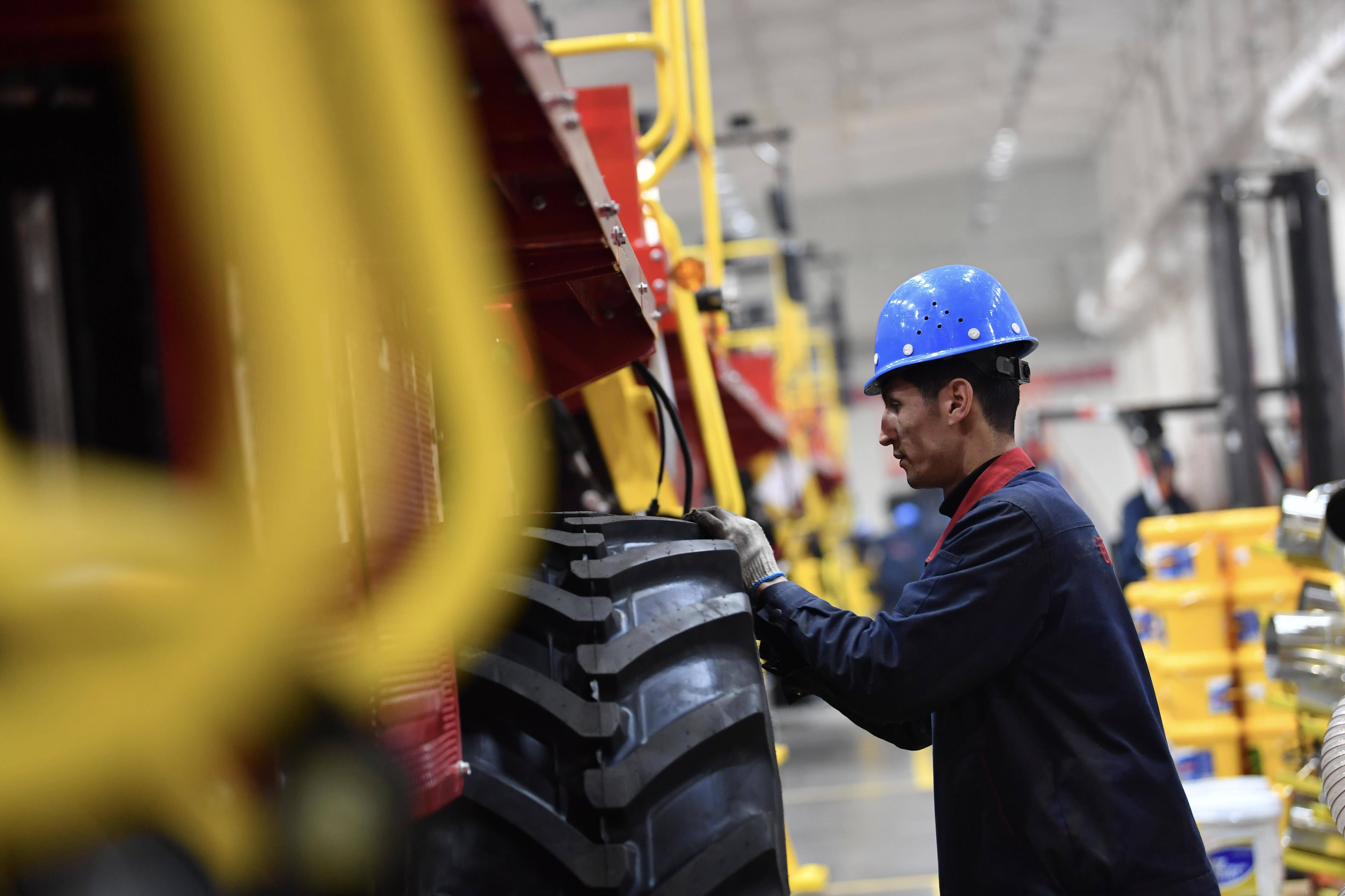 新春走基层丨新疆国产采棉机生产渐入高峰