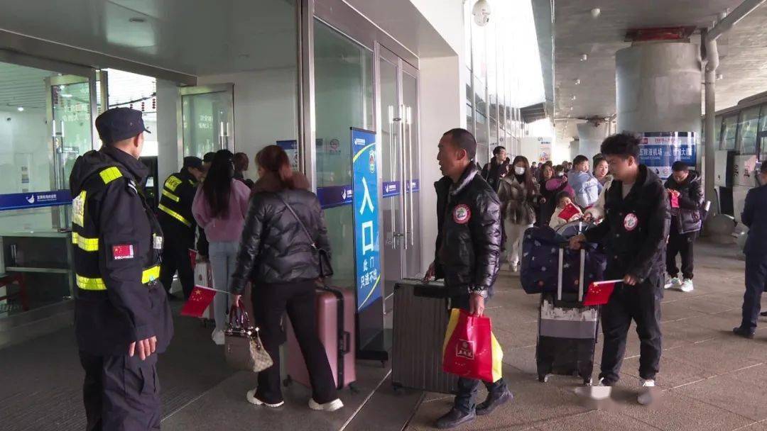 筠连50名农民工免费包机返岗啦!_服务_工作_宜宾