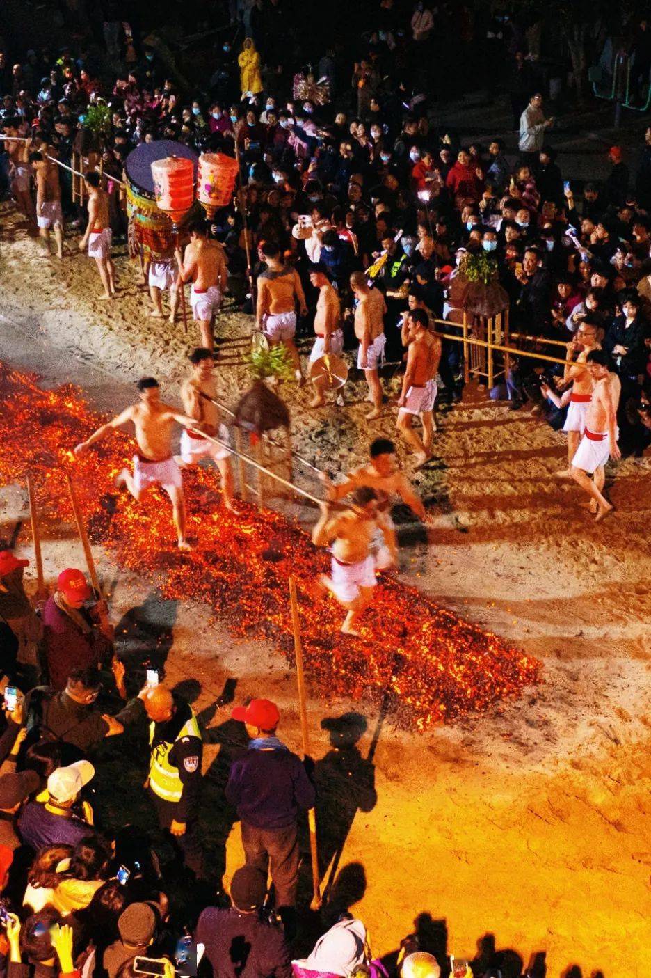 正月廿三,莆田白塘镇镇江村赤脚跑炭火闹元宵