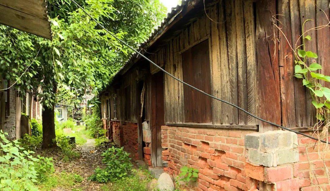 人居环境提升景谷依法拆除凤岗片区危旧房提升人居环境