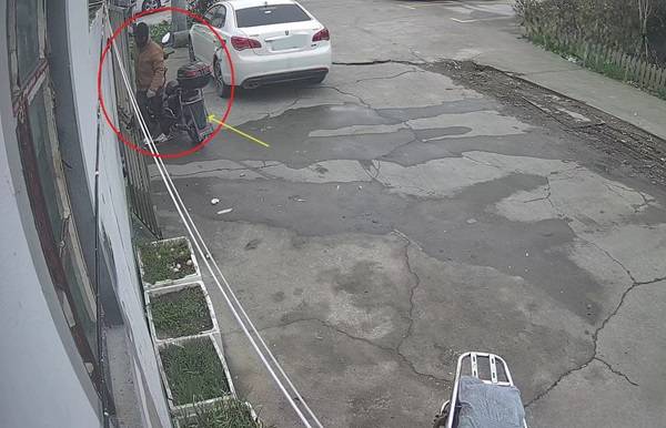 盗窃后换装企图逃避追捕,不料次日就落网_自行车_松江_警方