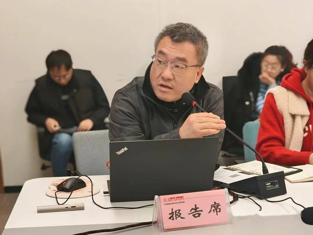 公司经营班子及全体员工参加会议.创新港发展公司总经理石翔主持会议.