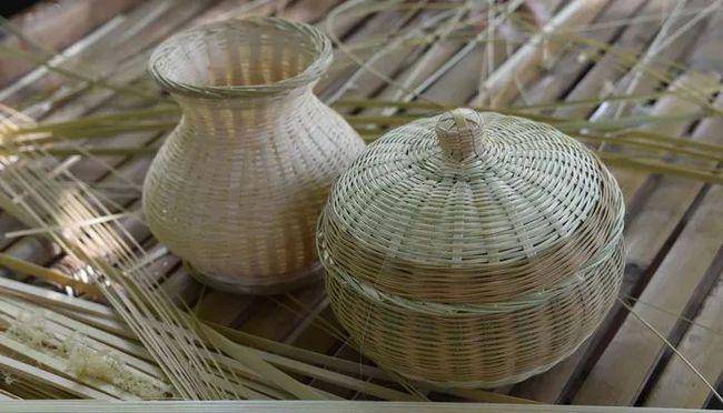 或用柳条……人们就地取材,这就是编结工艺的原理,组建起一个花样百出