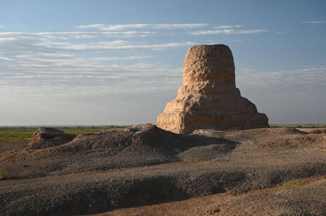 莫尔寺遗址上的圆形塔即俗称的莫尔佛塔,现高约12米,耸立于台地西南侧