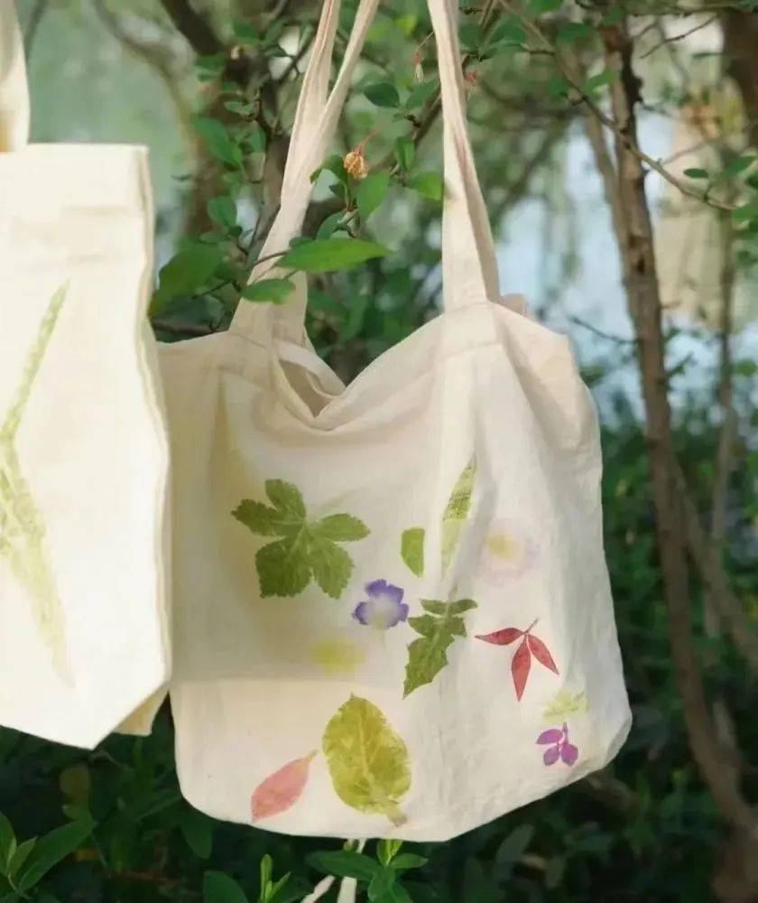 植物拓染7.漂亮的蝴蝶花翅膀就完成啦!小朋友可以背着翩翩起舞了.6.