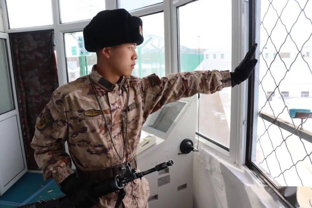 凌霜经过半个月的专勤专训武警锡林郭勒支队的新战友们迎来了自己的