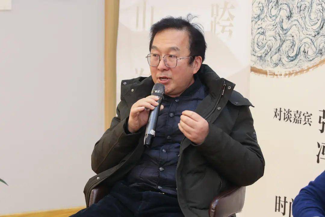 比如,看到亲戚家斗鹌鹑,斗羊,他觉得十分有趣;在二姥爷家第一次看到话