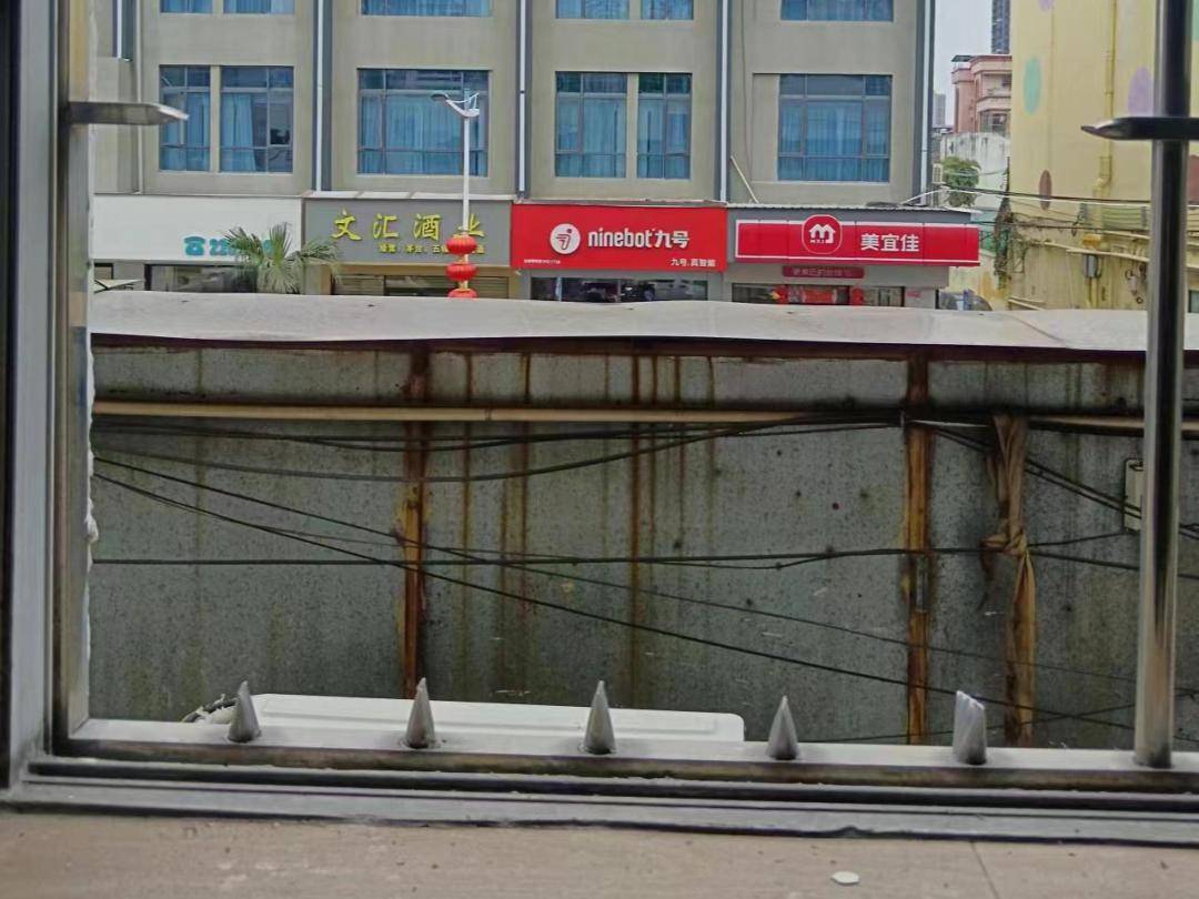 拆东莞这些防盗网广告牌违规设置你家也有吗