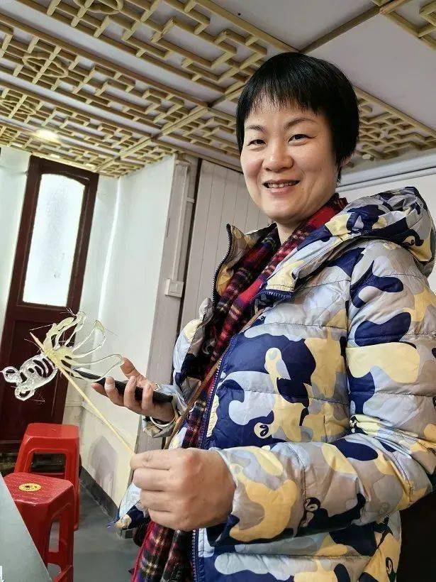 妇女们展示糖画作品【项目简介】"南粤巧手工坊"非遗手作助推社区妇女