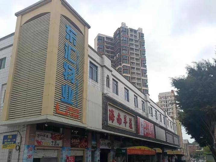 拆东莞这些防盗网广告牌违规设置你家也有吗