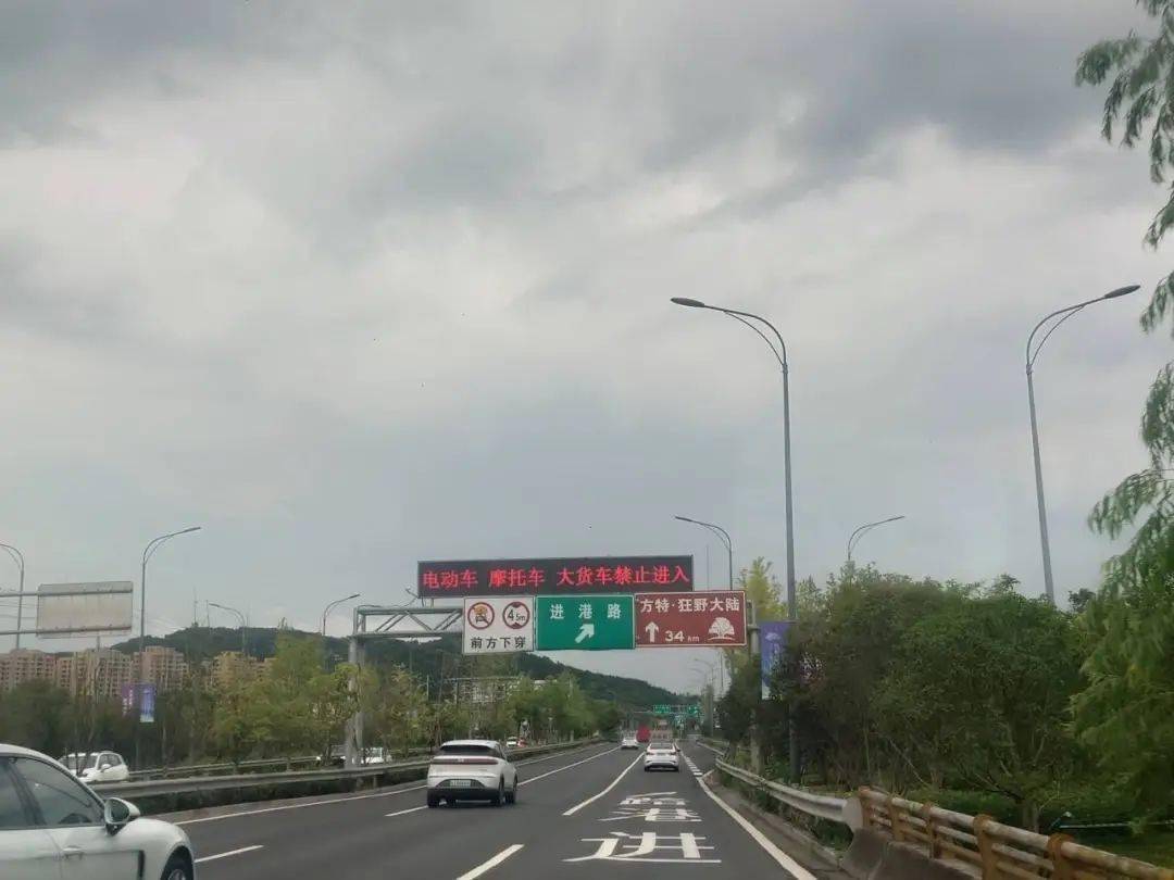 参与方式1,微信搜索添加"台州交通广播"或"台州交警发布"微信公众号