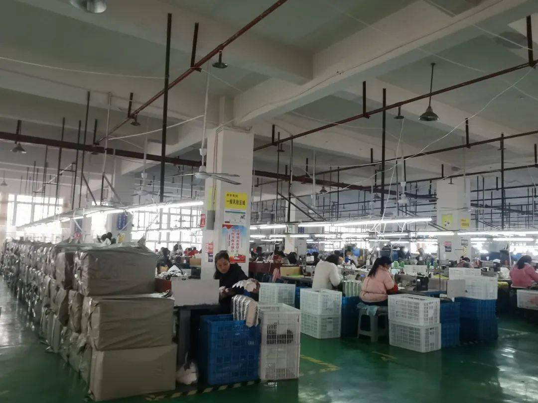 务川康鸿体育用品有限公司车间管理人员张圣霞说:"我们正月十八开工