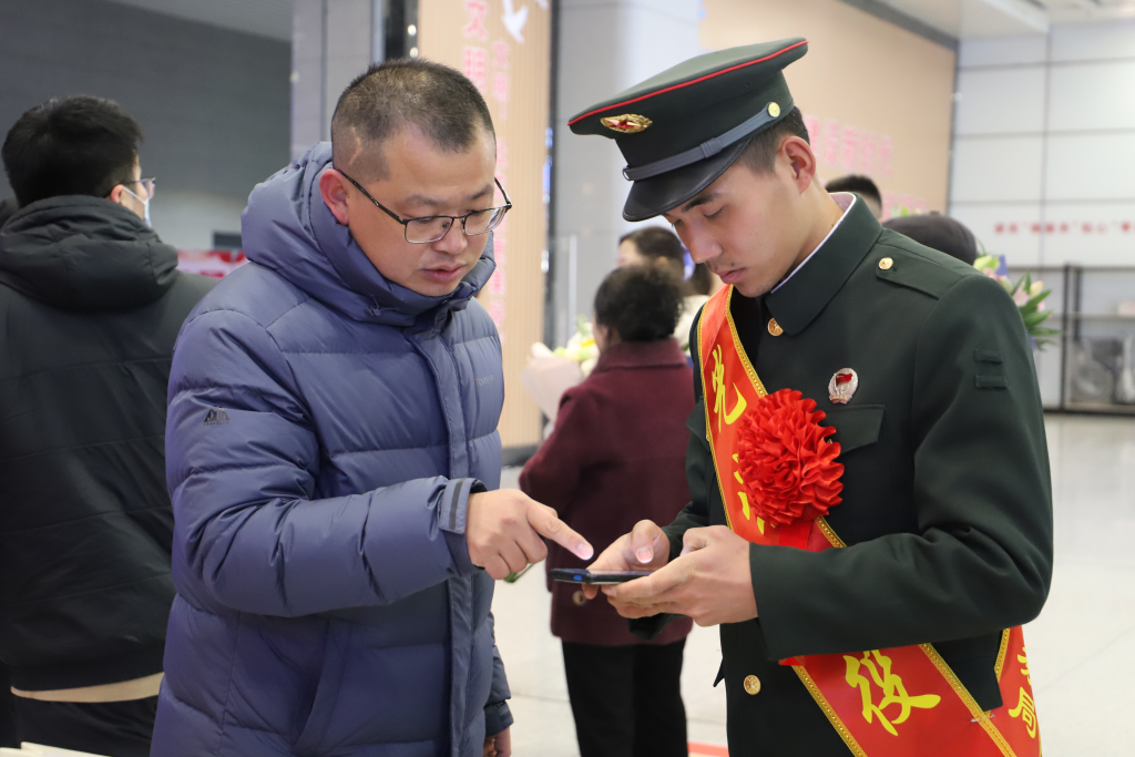 青岛市开展2024年首批退役军人返乡"荣归"欢迎活动_就业_服务_士兵