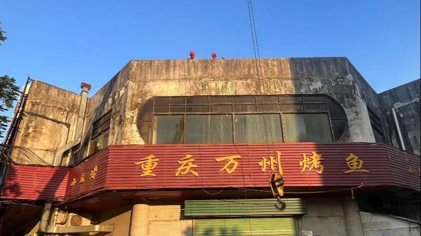 拆东莞这些防盗网广告牌违规设置你家也有吗