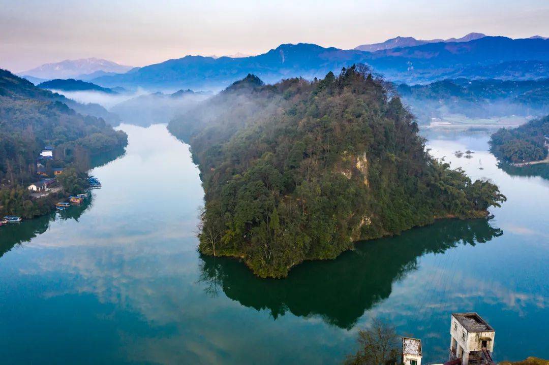 在湖畔恋上彭州