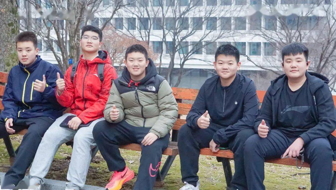 首尔大学掩映在群山环抱之中,在导师的带领下,研学团参访了韩国顶尖