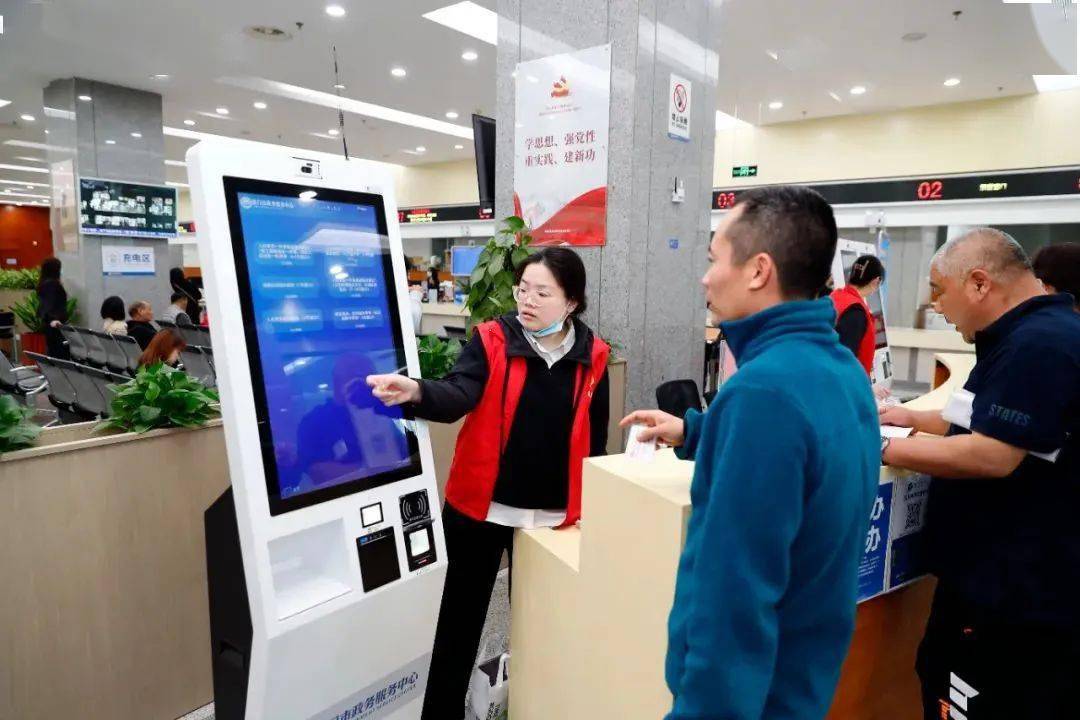 人社服务再优化努力帮助群众高效办成一件事