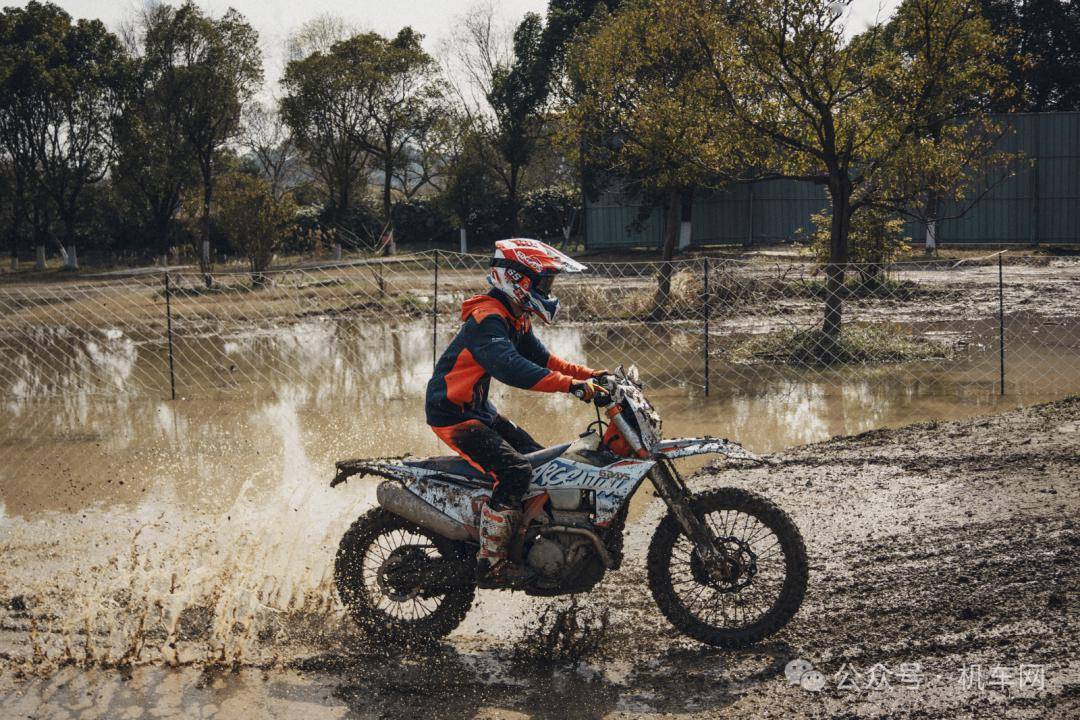 97800元起,ktm发布350,450exc-f,升级了95%的车身部件_搜狐汽车_搜狐