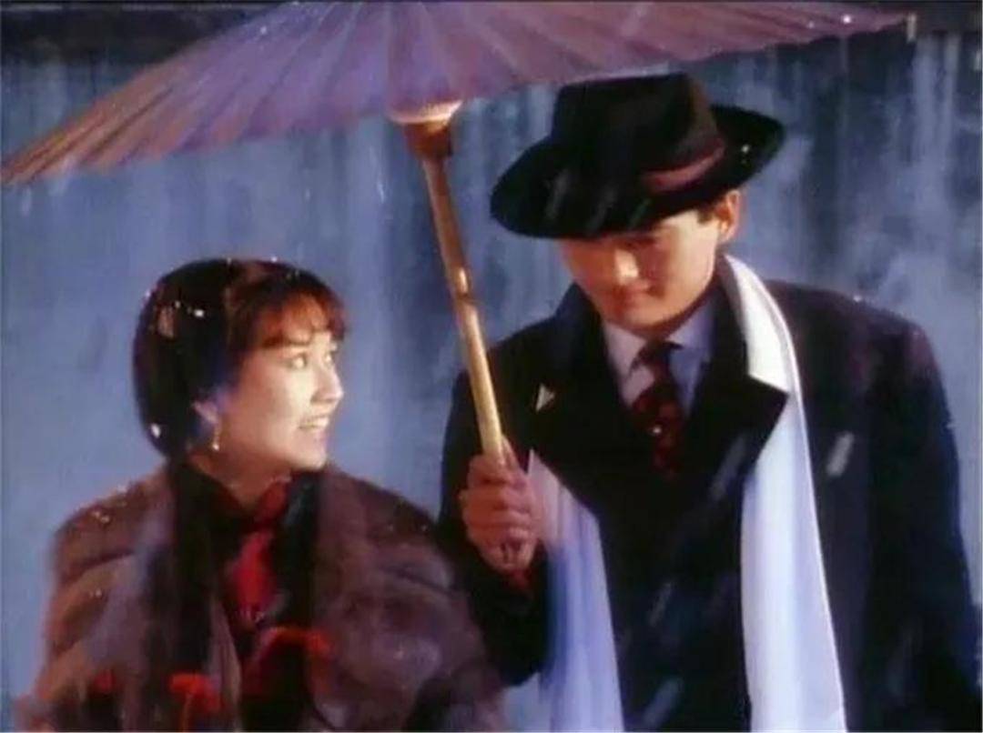 随着《上海滩》的爆红,剧中周润发黑色风衣搭黑色礼帽的穿搭,也成为