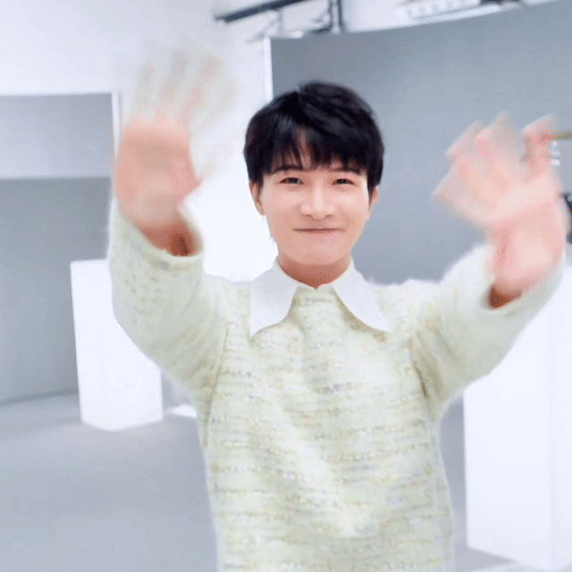 人气歌手周深今日最新广告大片出炉啦!好可爱哒!