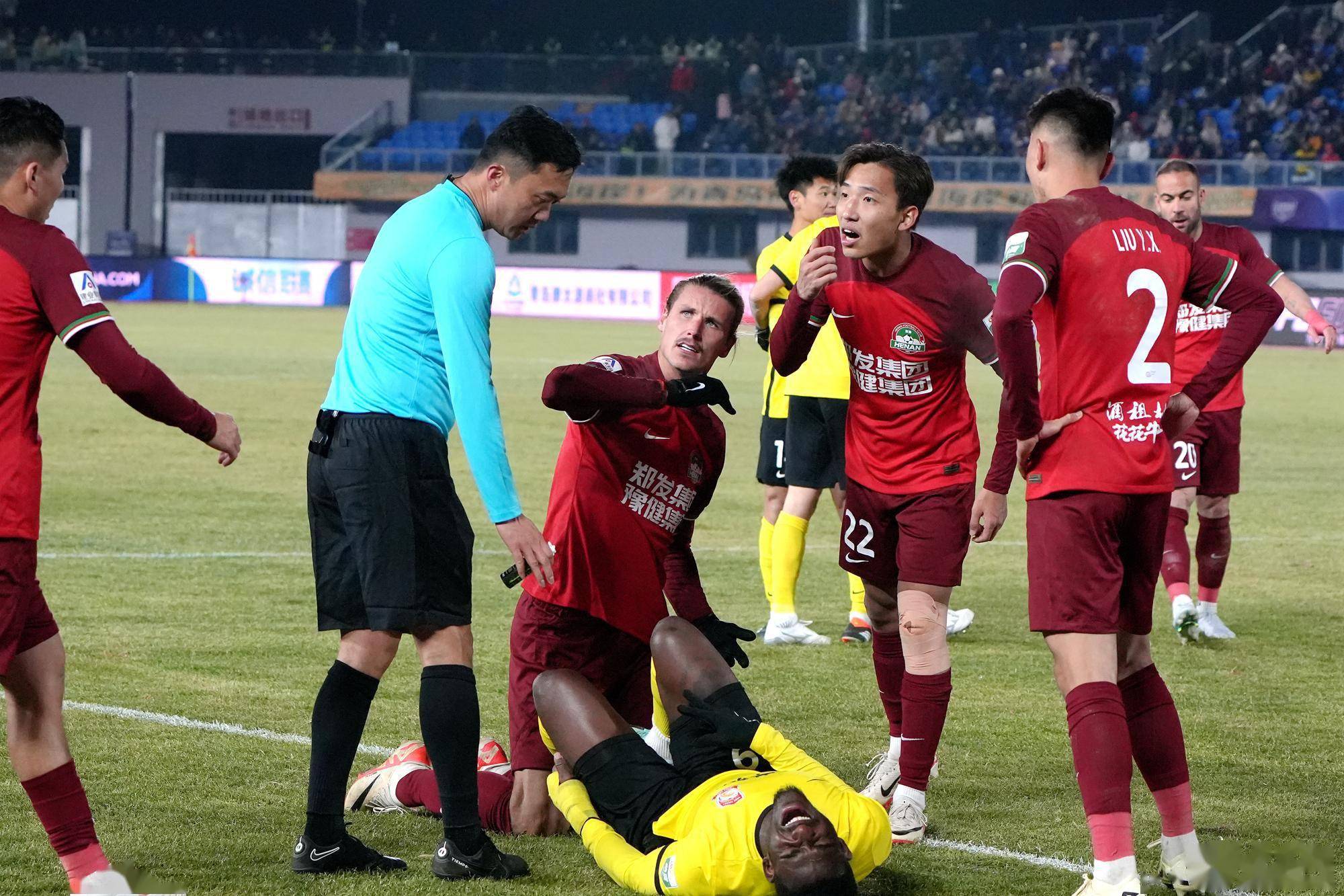 超万人到场观赛雷文杰破门青岛西海岸取得队史中超首个积分