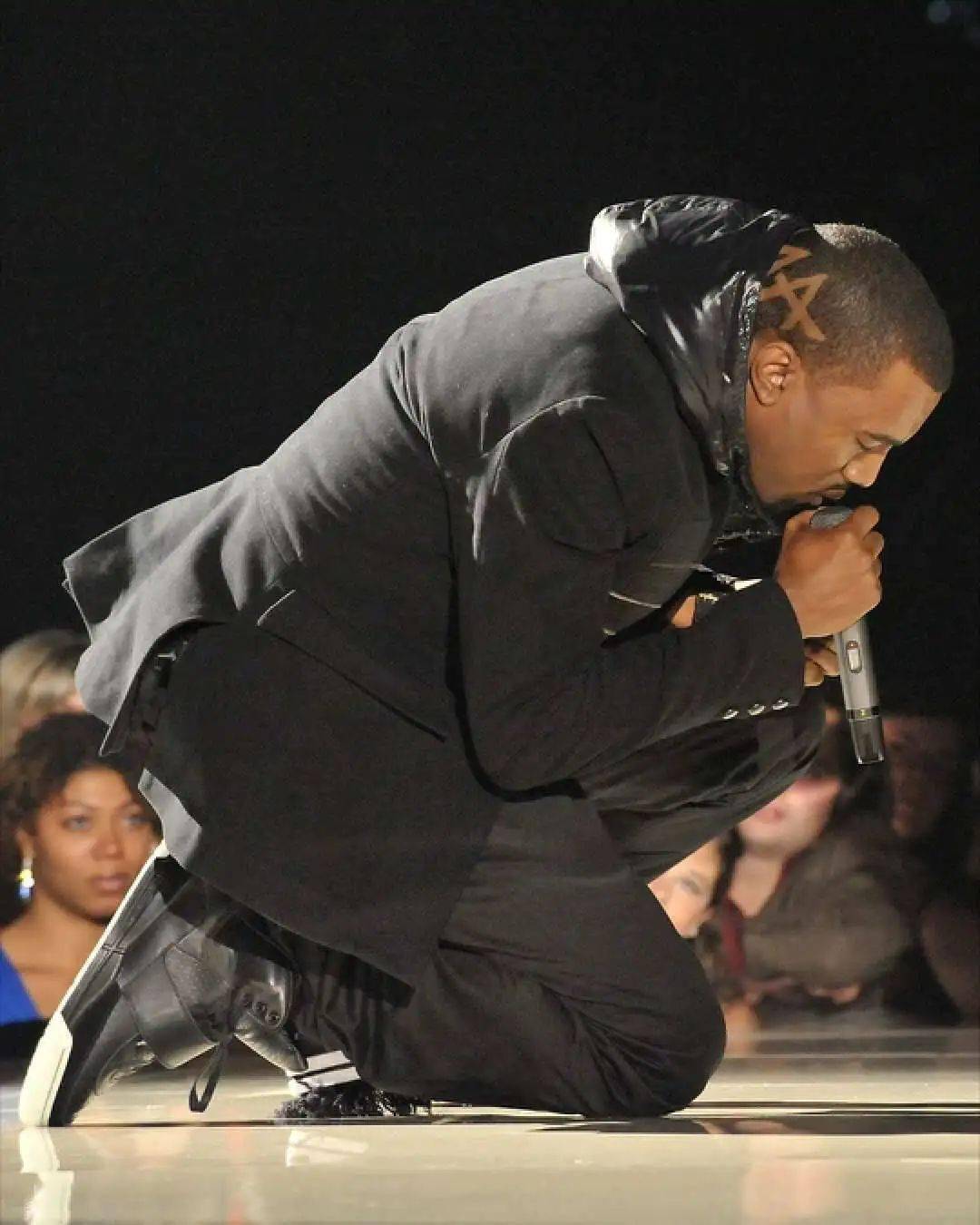 2021年侃爷在2008年格莱美颁奖礼上穿的nike air yeezy原型鞋,更是拍