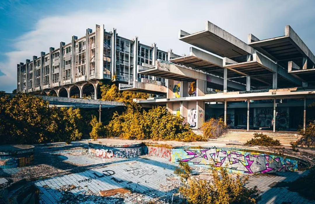 南斯拉夫失乐园,曾经的顶级富豪酒店今日沦为废墟_旅游_度假村_古奇