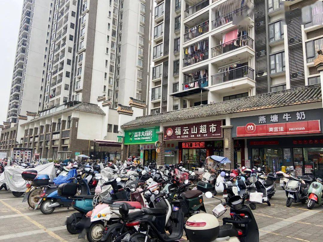 "不少市民表示,他们主要在上下班或接送孩子上学,放学时使用电动