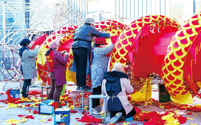 太原市横渠村花灯匠人制作"龙灯" 聂行明 摄春节前后,山西各地乡镇