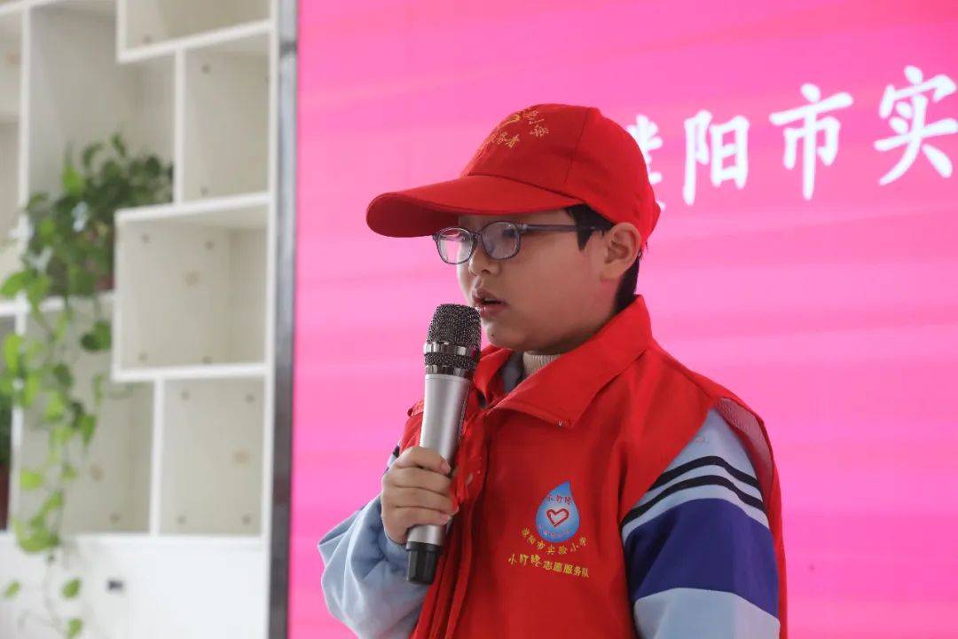 上午九点多,穿着统一校服,佩戴鲜艳红领巾的"红马甲"少先队志愿者们