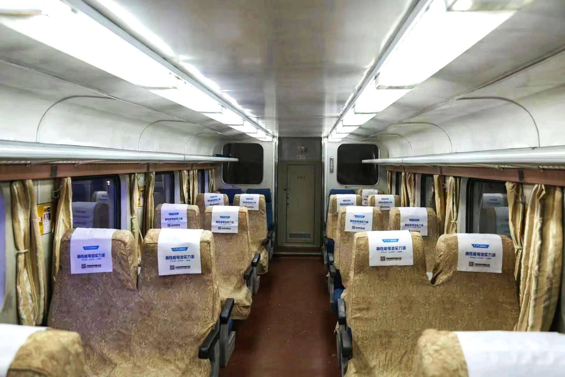 长三角地区开行的蓝色双层列车,根据不同去向和运行时间,既有硬座软座