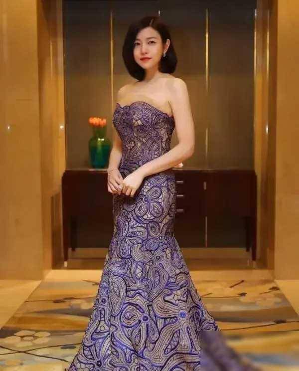 陈妍希罕见与老公陈晓亮相穿抹胸裙像女王小4岁的他像小跟班