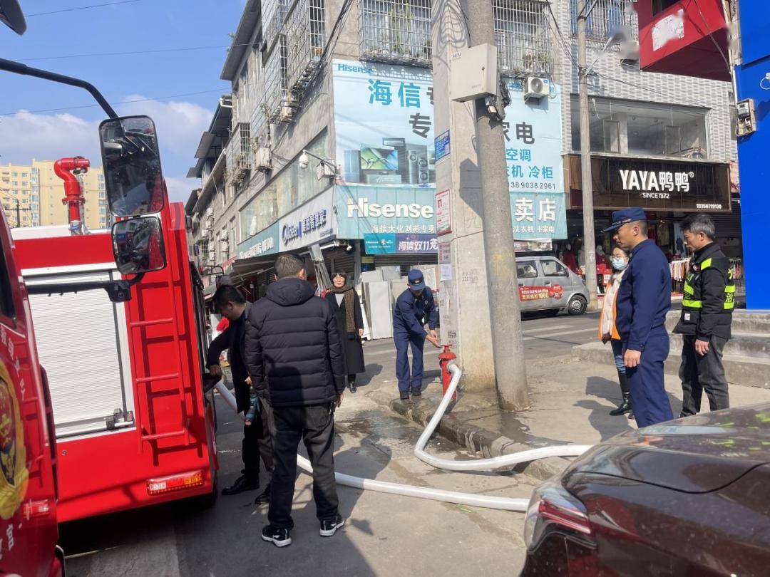 如何正确连接消防水带和喷水枪,以及消防水枪的使用姿势