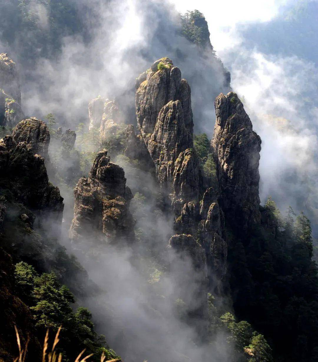 大别山最高峰图片