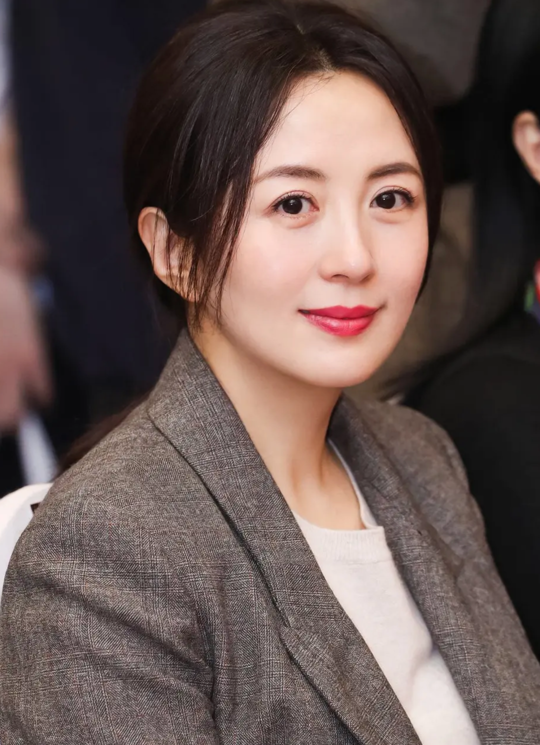 央视"最美"女主持,拍戏时意外怀孕,如今48岁孩子生父还是个谜_杨童舒