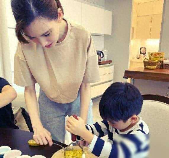 林志颖晒生活照,看到他老婆穿20cm"炫腹装",才知啥叫豪门_家庭_陈若仪