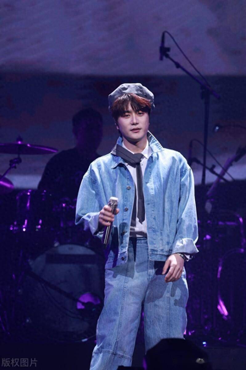 37岁的陆虎出生于河南省周口市,他是内地流行乐男歌手,影视演员,作词