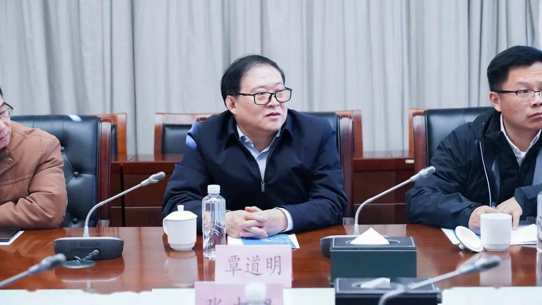 江汉大学党委书记覃道明带队赴湘黔开展"寒假暖心行动"_就业_校友