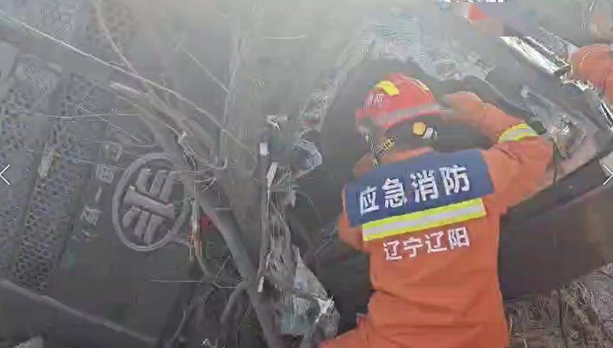 事发辽阳满载石子的大货车侧翻司机危在旦夕